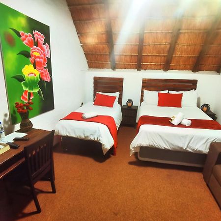 Libra Lodge Сандтън Екстериор снимка