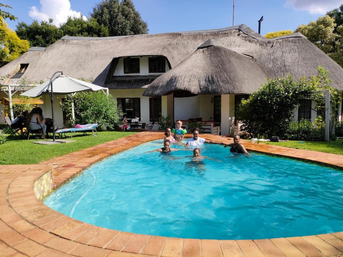 Libra Lodge Сандтън Екстериор снимка